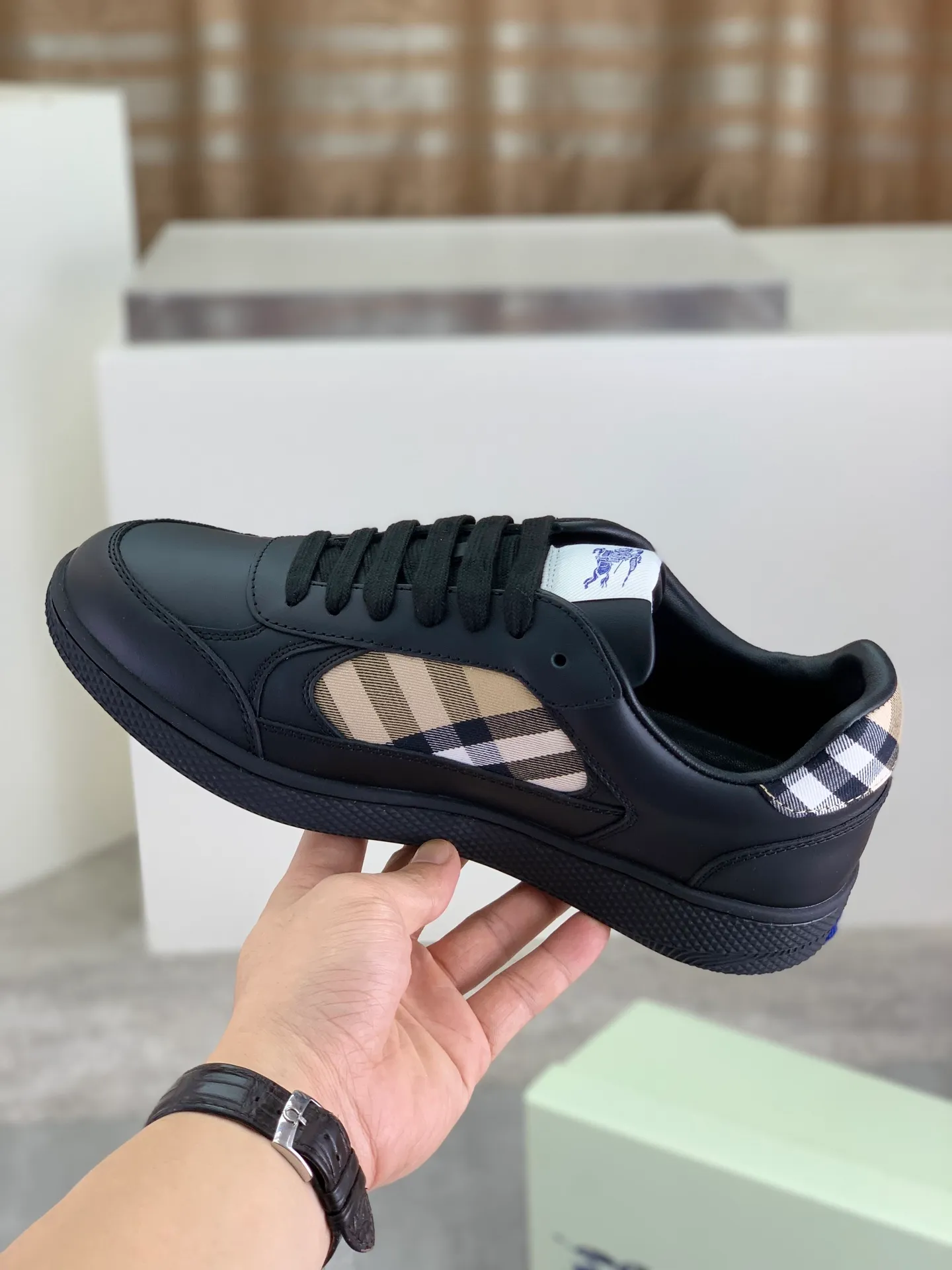 Factory price P640 [BURBERRY] Burberry - High-end quality original order (couples 🧑‍🤝‍🧑 style) - Upper: imported 🔝 original material - Lining: cowhide lining, feet; water-dyed cowhide - Outsole: ultra-light TPR rubber; two-color molded outsole - Super high quality control, fine workmanship: highlighted (high-end, extravagance, grade) -Size: 35-46 (male 38 46 Female 35 40 can be customized)·Color: Multiple colors available